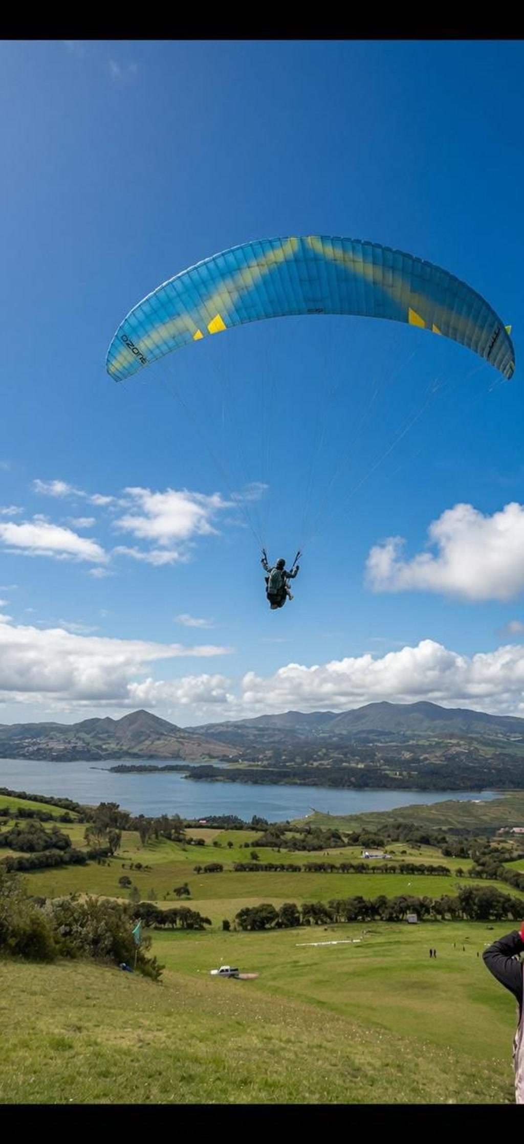 Parapente volando sobre los Andes